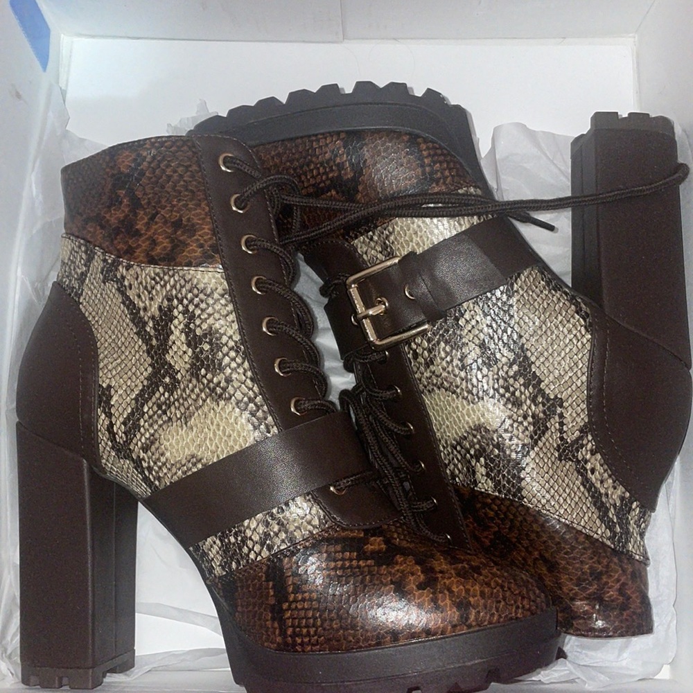 BRAND NEW SIZE 8 HEEL BOOTS